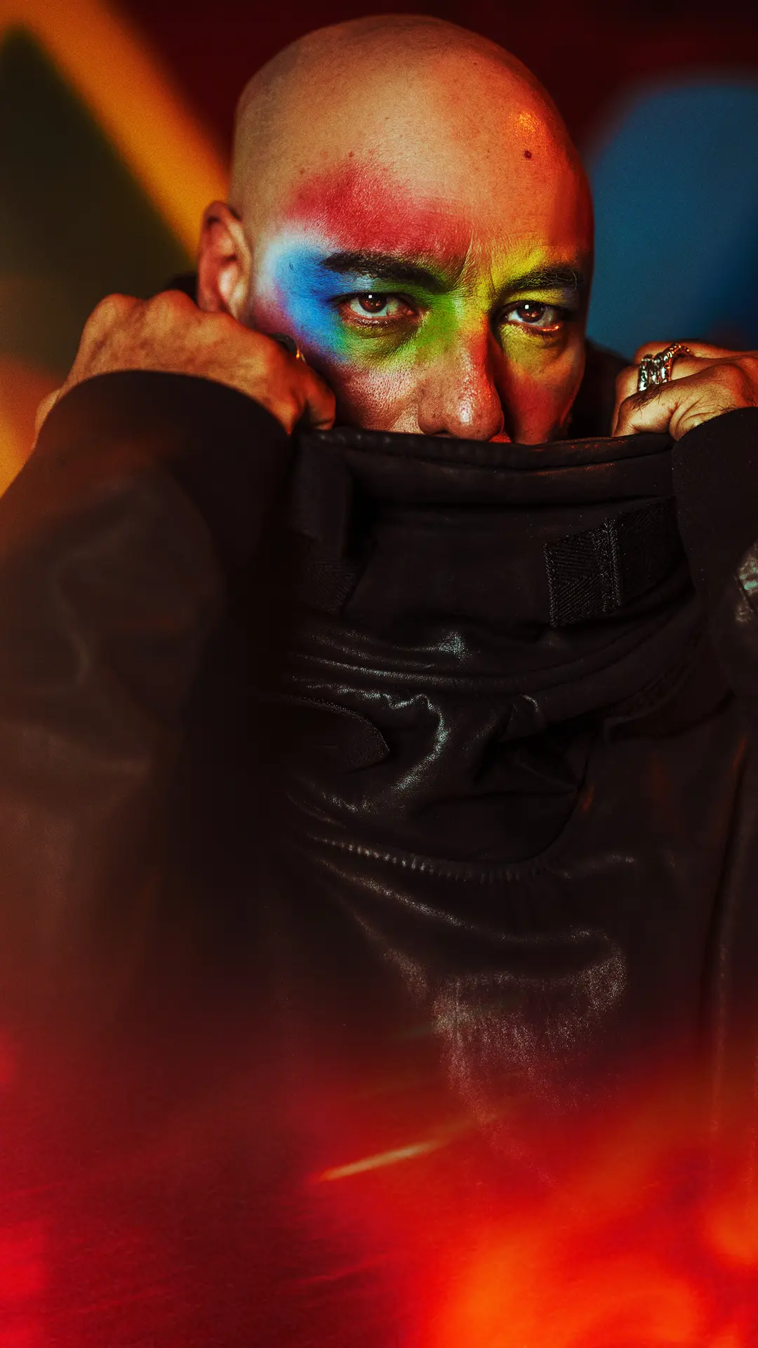 Roger Sanchez con pintura de colores en el rostro y chaqueta de cuero negra